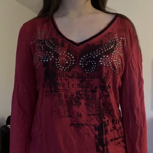 Röd tröja! - En Skitsnygg långärmade röd tröja med tryck❤️