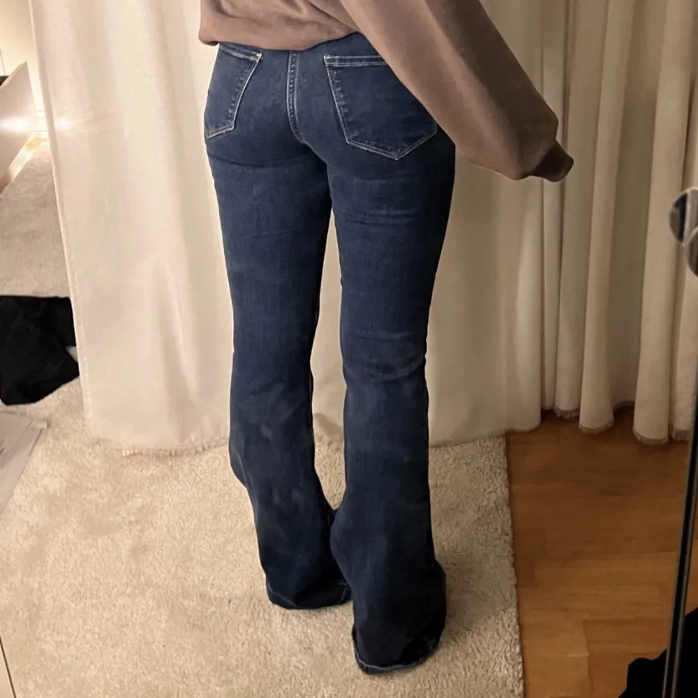 Nya low waiated jeans från mango med lappen på. (Lånade bilder då jag inte passar dom)   Midja= 64cm Innerbenslångd= 80cm och lår 35cm:) (Slutsålda)❤️. Jeans & Byxor.