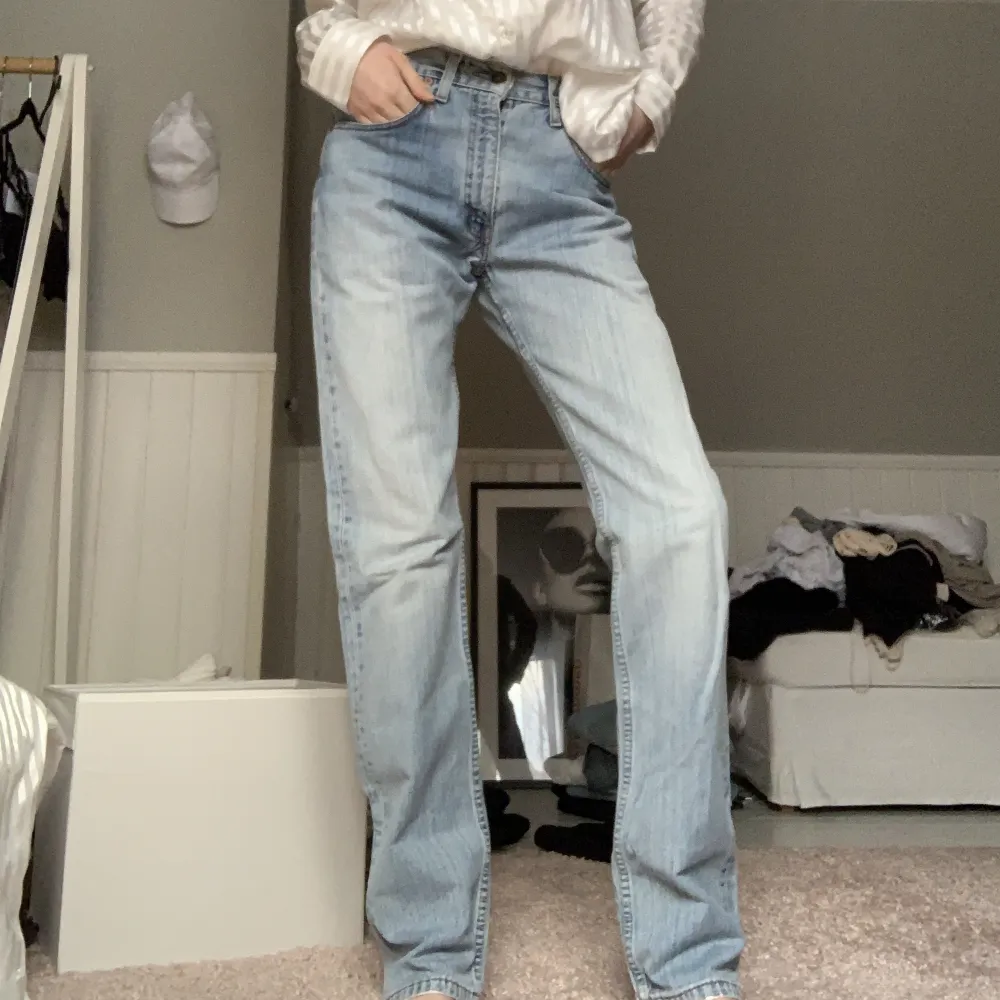 Vintage Levi’s jeans i model 501, de är från 90-talet (var min mammas) och är i den originala 501 modellen! De är i storlek W30 och L34 - dock passar det mig som har storlek 36 🤍. Jeans & Byxor.