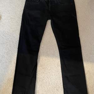 True Religion jeans Svarta  Skick 9/10 inga fel Köpta på Seams vintage Storlek 36  Skulle säga att de sitter som 32 i längd