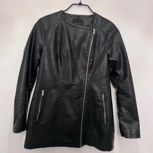 Jacka  - Skinnimitation jacka från New Look I mycket bra skick. Frakt tillkommer  