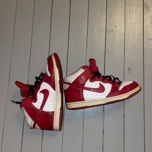 2009 Nike Dunk high varsity red - Intressekoll på ett par Dunk high varsity red 2009  i storlek 47,      Ganska slitna men inte konstigt pga årtalet och en del smuts går antagligen att få bort. Släpper billigare vid snabb affär