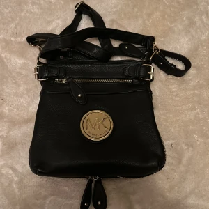 Mk väska - Väska från Michael kors, köpt i new york. Har inget kvitto. Det långa bandet är avtagbart 