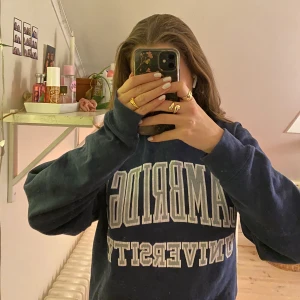Så snygg vintage hoodie  - Så snygg mörkblå hoodie, köpt på Beyond retro men knappt använd efter detta. Texten är lite nött men inget som riktigt märks. Så snygg och mysig💗💗💗