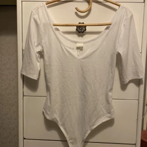 H&M body suit - Vit body suit från H&M  Använd en gång! 