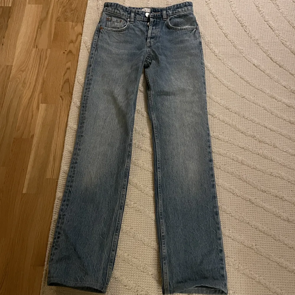 Jätte fina ljusblåa jeans ifrån zara💓dessa jeansen är Zaras mid waist jeans💓inte använda så speciellt mycket så dom är i bra skick💓jag har lagt upp jeansen hos en skräddare satt det är kortare än när man köper de. Passar mig bra som är ca 163💓. Jeans & Byxor.