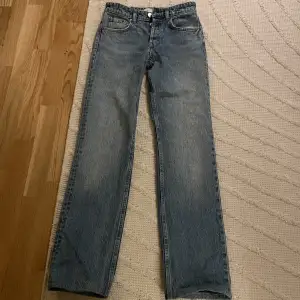 Jätte fina ljusblåa jeans ifrån zara💓dessa jeansen är Zaras mid waist jeans💓inte använda så speciellt mycket så dom är i bra skick💓jag har lagt upp jeansen hos en skräddare satt det är kortare än när man köper de. Passar mig bra som är ca 163💓