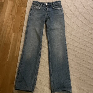Mid waist jeans - Jätte fina ljusblåa jeans ifrån zara💓dessa jeansen är Zaras mid waist jeans💓inte använda så speciellt mycket så dom är i bra skick💓jag har lagt upp jeansen hos en skräddare satt det är kortare än när man köper de. Passar mig bra som är ca 163💓