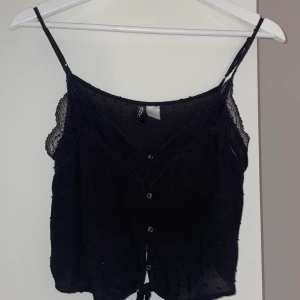 Svart linne  - Spetslinne med knappar 