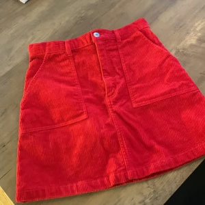 Manchesterkjol i rött  - Cool kjol i manchester. Nyskick