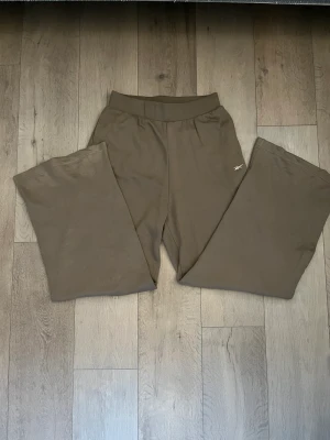 sköna mjukisbyxor - bruna mjukisbyxor Reebok m. en liten slit i slutet av byxbenet, ribbat midjeband.  nyskick m. ksk ngt knämärke, ska slätas ut i tvätt. strlk M, men jättelånga! om inte mötas upp står köparen för frakten/ majoriteten - kan diskuteras!