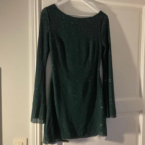 Klänning ✨🪩✨🪩 - Klänning från Parthea. Ny med lappar kvar endast testad. Säljes pga blev lite kort för mig som är 180 cm.