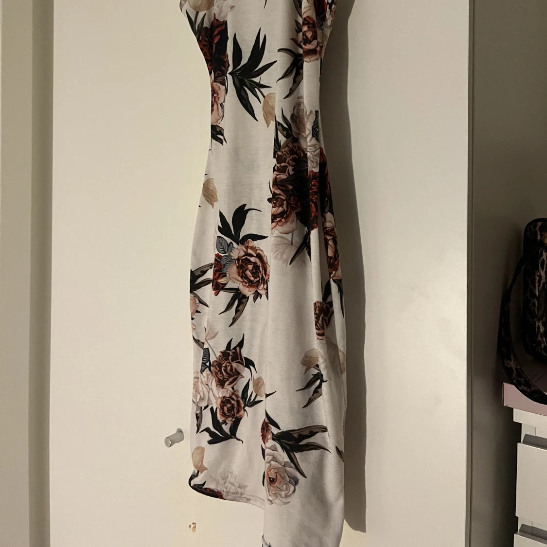 Vit blommig klänning - 90