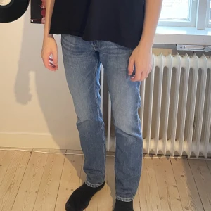 Lee Rider Jeans - Blåa Lee Rider jeans  Storlek: 29x32  Bra skick inga fläckar  Jag är 184cm 65kg  Frakt tillkommer