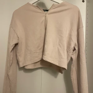 Croppad Tröja - Nyskick i storlek S. Rosa/beige