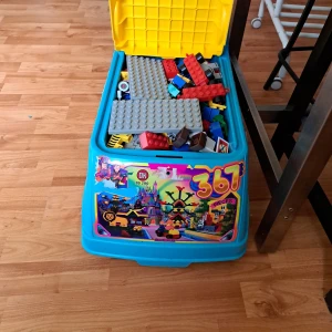 Lego-Gå-Bil ! - En Lära-Gå-Bil fylld med Lego, stora bitar! Något för den lille eller lilla som gillar att åka ,gå, bygga med. Kan sändas (mot Portokostnad) men tänk på att den är väldigt tung. Kan hämtas i Skaraborg. Vid frågor bara skriv👌🌺