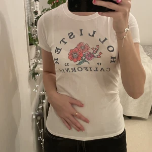 vit t-shirt  - vit t-shirt från hollister 🤍