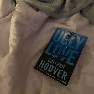 ugly love - ugly love av Colleen Hoover 💙ser ut som ny 🫧💙