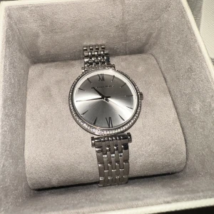 Michael Kors klocka - Använd en del men inte längre. Inga repor på glaset. Äkta Michael Kors, med tillhörande låda. 