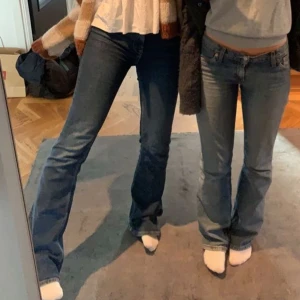Zara low waist bootcut jeans - Säljer dessa super fina low waist jeansen ifrån zara som liknar de till vänster på bild 1! 💕 Helt slutsålda & svåra att få tag på!! Prislapp kvar och endast testade. Skriv privat för fler bilder eller information! Nypris 399 🙌🏽 öka med minst 10 kr