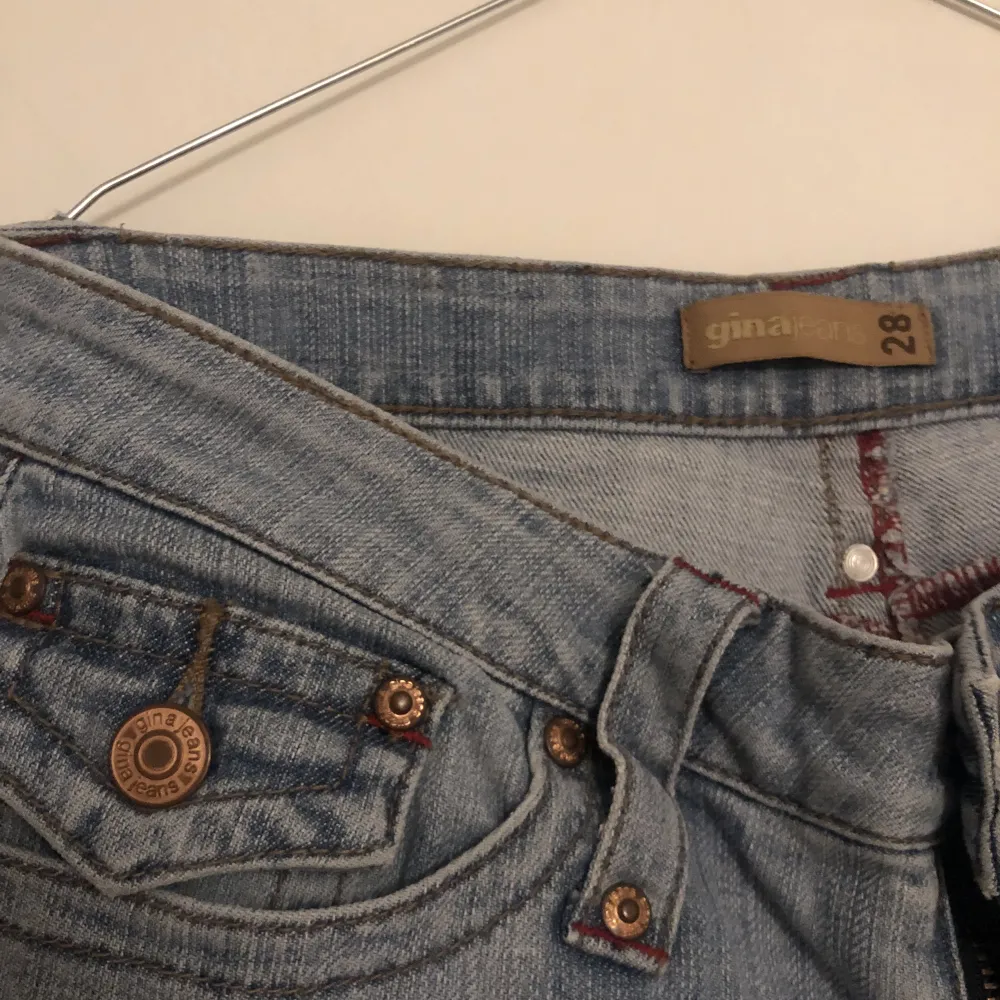 Lågmidjade bootcut-jeans köpta secondhand men från gamla Ginatricot egentligen. Jättebra skick, det står storlek 28 men skulle nog säga att de passar mindre. Bara skriv om ni undrar nått!. Jeans & Byxor.