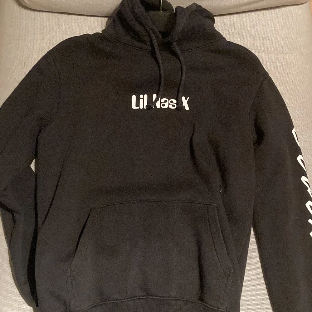 Lite ur tvättad, storlek S köpt på H&M, + Köparen står för frakt.. Hoodies.