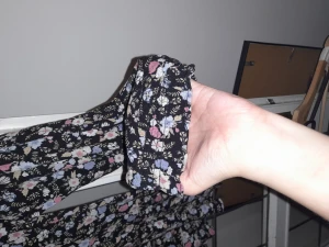 Blommig blus - Hej  Säljer en fin blommig blus i storlek M använd 1 gång, mycket fin fortfarande, det är resårband i handlederna, och en knappt i nacken, finns i eslöv att hämta, kan med skickas, frakt tillkommer.