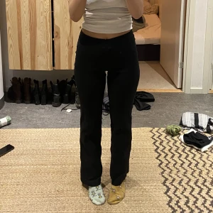 Byxor - Ett par jätte snygga handgjorda byxor! De är aldrig använda mer än testat hemma! Hand gjorda men ett töjbart material som framhäver kurvor och sitter så snyggt på nästan alla! Jätte fina funkar till allt! Skriv om ni undrar något! 💕🤩