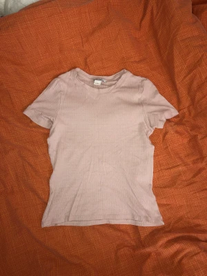Rosa tshirt - Babytee/tshirt ljusrosa från monki. Bra skick!