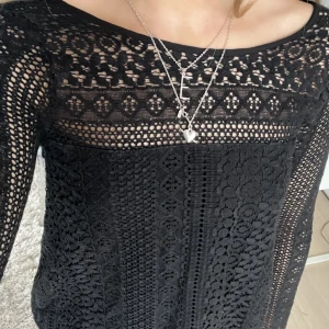 Superfin blus  - Blus i spets med fina detaljer🌟, tröjan har dubbla lagar där det inte är genomskinligt (se bild). Bra skick.