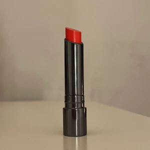 Linda Hallberg lipstick - Säljer ett nytt helt oanvänt lipstick från Linda Hallberg Cosmetics  som man kan använda på läppar och kinder💕✨Orginalpris: ca 300kr, säljer för 55kr✨