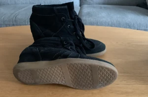 Pavement boots  - Svarta mocka boots med kilklack, gummisula & snörning. Sköna, smal passform. Nyskick. 