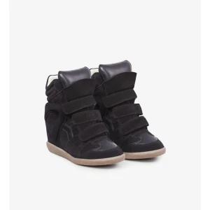 Isabel marant skor - Säljer mina isabel marant skor som ej kommer till användning längre! Använda men absolut i mycket bra skick! Kontakta mig vid frågor eller bilder☺️