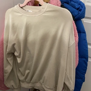 Säljer beige tröja från Cubus  - Säljer beige tröja från Cubus, jätte mysigt material, säljer för att den inte kommer till användning, använd några gånger, fint skick!💗