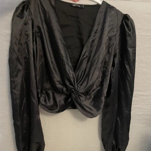 Svart topp - Svart topp inköpt förra året på Nelly. Använd 1 gång.