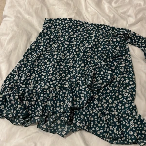 kjol - GRÖN kjol med vita blommor från shein.