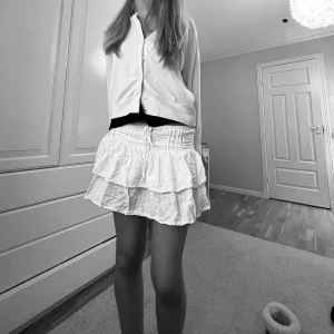 POPULÄR VOLANGKJOL! - Säljer nu min jättepopulära volangkjol från pull&bear då den inte kommer till användning längre. Den är i toppskick! Dessutom har den ”inbyggda” shorts i sig vilket är asnajs!! (Ska lägga upp fler plagg idag, så kolla in min profil)❤️❤️