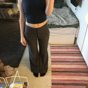 Midrise kostymbyxa - Grårandiga kostymbyxor från South. Står ingen storlek med gissar 36