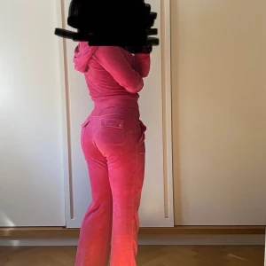 Juicy couture  - Skrik rosa juicy byxor som ej säljs längre i butik eller hemsida. Köparen står för frakt 