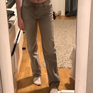 Lågmidjade jeans  - Jättefina lågmidjade jeans från Gina tricot!!  Använda endast 2/3 gånger 💘💘 Köpta för 500kr 