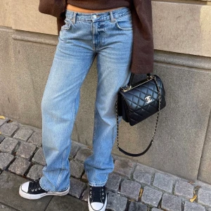 Gina low Waist jeans 32 - Säljer de sjukt populära slutsålda jeansen från Gina, de sitter perfekt men tyvärr lite för små på mig. Helt nya! Pris kan diskuteras. Köpt för 500kr