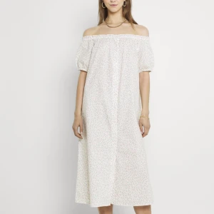 Sommar klänning monki XS - Säljer en helt ny blommig sommarklänning från Monki i stl XS, säljer för 160kr+ frakt!