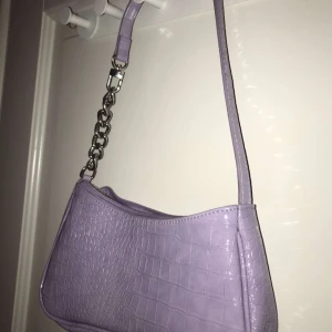 Lila axelväska - Lila axelväska som är helt ny, säljer då jag inte tycker om färgen.🤍