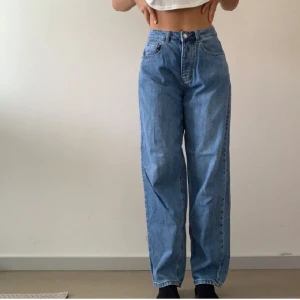 Raka Jeans - Säljer nu mina raka blåa jeans med hög midja som jag köpte här på Plick💕 Både jag och förra ägaren använde inte byxorna så mycket så de är i fint skick🥰 Bilderna i annonsen är lånadefrån förra ägaren. 200 kr + frakt, priset kan diskuteras.