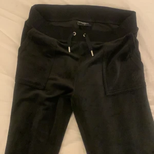 Juciy Couture - Bilderna är inte dom bästa men jag säljer ett par juciy i svart färg storlek M