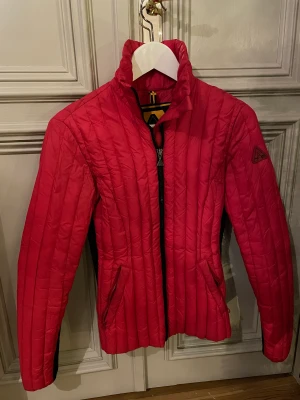 Kort jacka - bernadotte - design by bernadotte & kylberg i röd färg. Varm & fin! Storlek XS