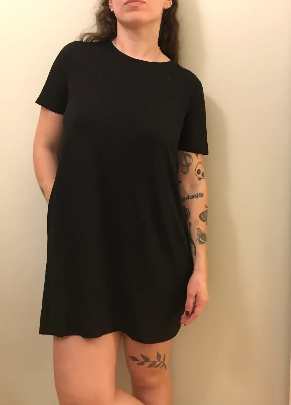 En halvkort svart klänning från Weekday med fickor💕storlek extra small men stor i storleken. Klänningar.