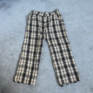 Byxa  - Rutiga vida tygbyxor från hollister. Använda ca 2 gånger. Säljer dem då de är för stora och jag inte kan ha dem. 