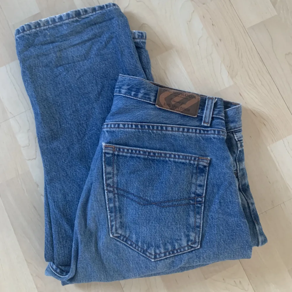 Fina Baggy jeans från mr.Gordon. I bra skick förutom att dom är lite utslitna i fotändan❣️ innerbenslängden är 83cm💕. Jeans & Byxor.