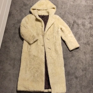 Lång kappa i teddy  - Kappa i teddy strl M